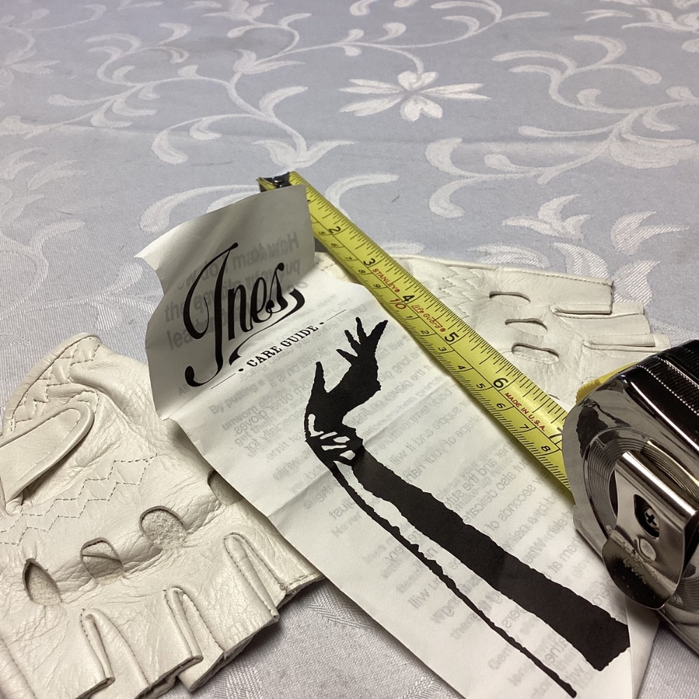 Elegant Cream Leather Fingerless Gloves - Picture 4 of 8